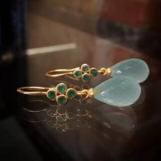 Øreringe med små, rustikt indfattede smaragder og smukt facetterede krysoprasdråber der har både blå og grønlige toner, alt efter hvilket lys der falder på dem ✨

#handcraftedjewelry #ninaroendejewelry #danishdesign #delicatejewelry