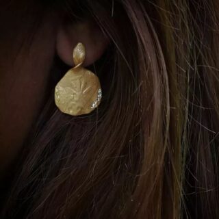 Nyhed i butikken og på webshoppen 🕊️
Fine rustikke øreringe med en række af bittesmå hvide topas ✨

#handcraftedjewelry #ninaroendejewelry #specialjewelry #rustikkesmykker #danishdesign