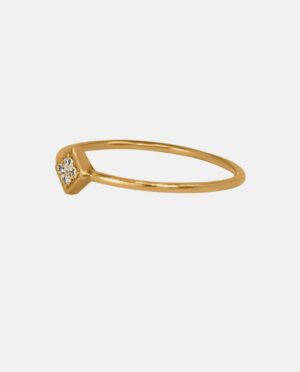 Smuk fingerring indfattet med fire funklende zirkoner i et originalt design der udstråler et førsteklasses smykke i samklamg med guldets gyldne farve