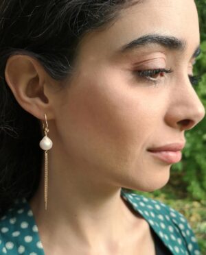 Sarah Harlowe - organically shaped gold earrings with white baroque freshwater pearls - pic. 1