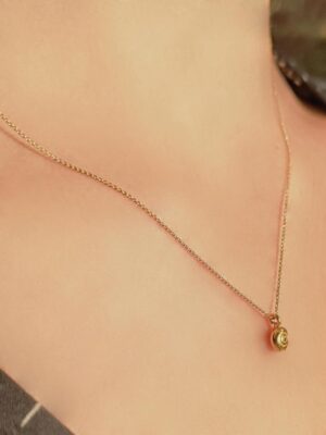 Anne Bracegirdle - halskæde med vedhæng formet som et sneglehus - pic. 1