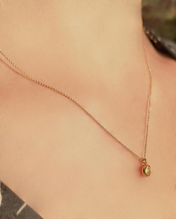 Anne Bracegirdle - necklace with pendant shaped like a snail's shell - pic. 1