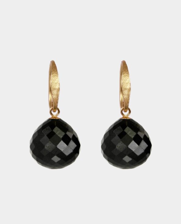 Classic earrings from sale in Copenhagen C with fine facets in black onyx and hammered ear hooks in Scandinavian design with patina