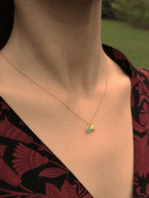 Amye Everard - halskæde med lysegrøn aventurin og sneglemotiv - pic. 1