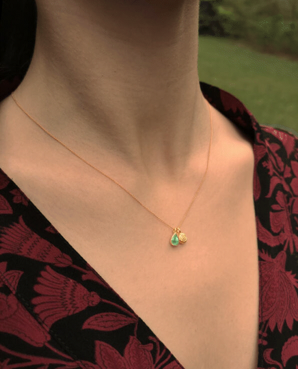 Amye Everard - halskæde med lysegrøn aventurin og sneglemotiv - pic. 1