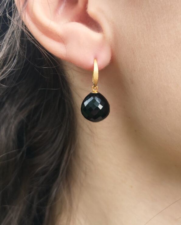 Anna do Rosário - earrings with black onyx and hammered ear hooks - pic. 1