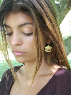 Jeanne Baptiste - øreringe med små dråbevedhæng og smaragder - pic. 1