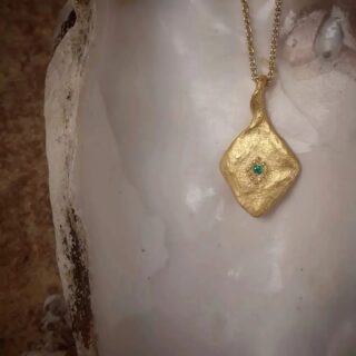 Et strejf af fortidens skulte skatte... ✨
Halskæde med organisk formet vedhæng. Den ujævne overflade fanger lyset smukt. I midten en lille bitte smaragd ✨

#delicatejewelry #byzantinejewelry #ancientinspiredjewelry #ninaroendejewelry #tinygemstones