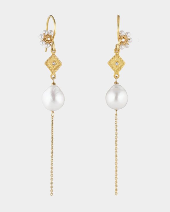 earring with pearl flowers