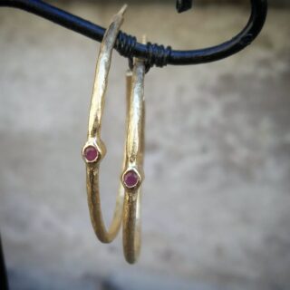 Så er et lille parti med bordeaux rubiner i de populære rustikke hoops klar. 
De fås også med grønne smaragder ✨
Find dem i butikken og på webshoppen under navnet "Sarah Winnemucca" 🕊️