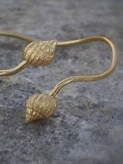 Hamret armbånd med to fine strandsnegle 🐚
Find det i butikken og på webshoppen under navnet "Kate Chopin" 🕊️