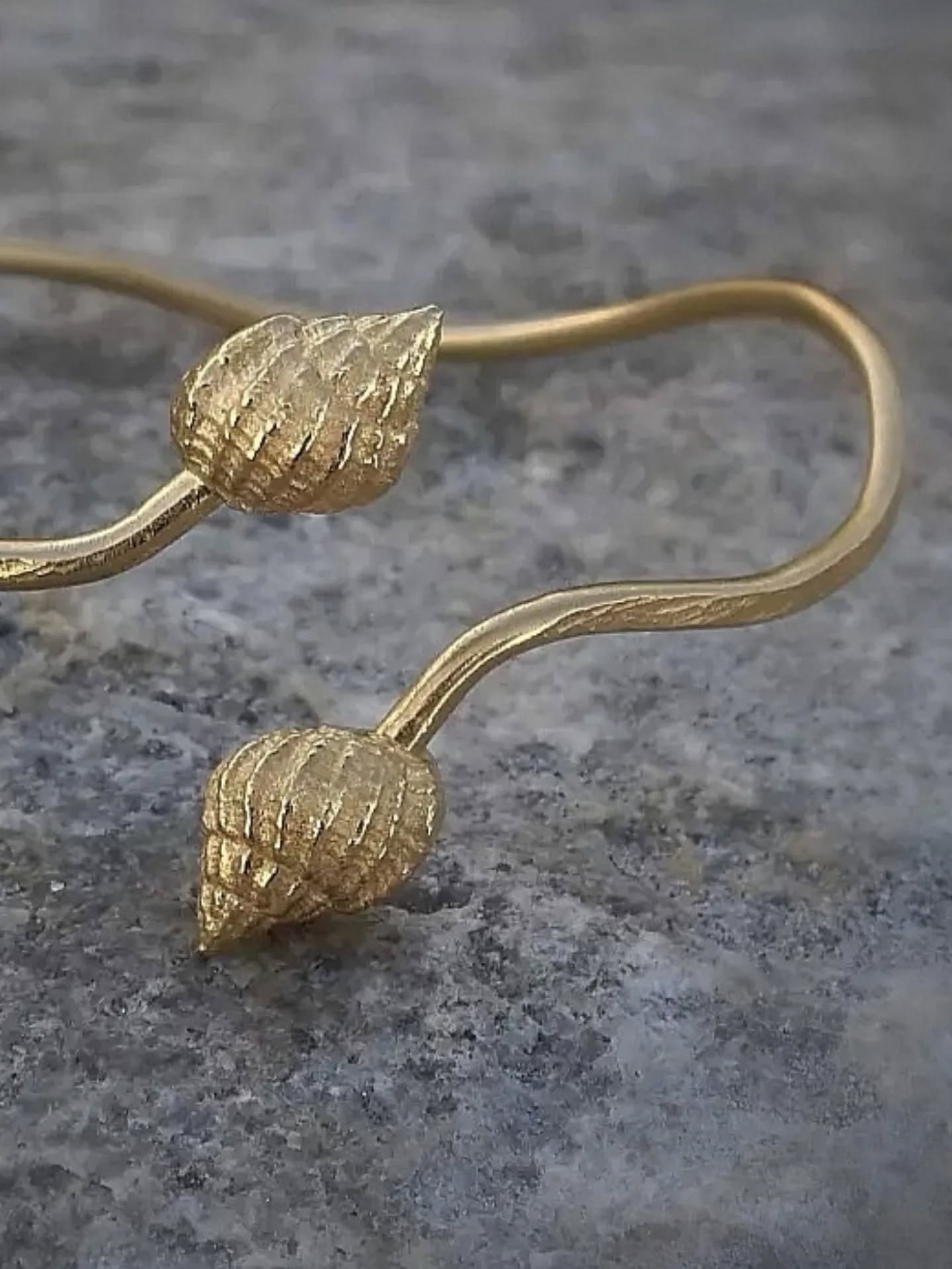 Hamret armbånd med to fine strandsnegle 🐚
Find det i butikken og på webshoppen under navnet "Kate Chopin" 🕊️