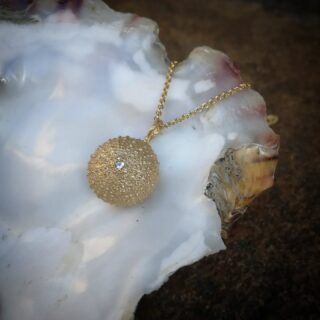 Så er det store søpindsvin også kommet som halskæde 🌊
Find den i butikken og på webshoppen under navnet "Claudia" 🕊️