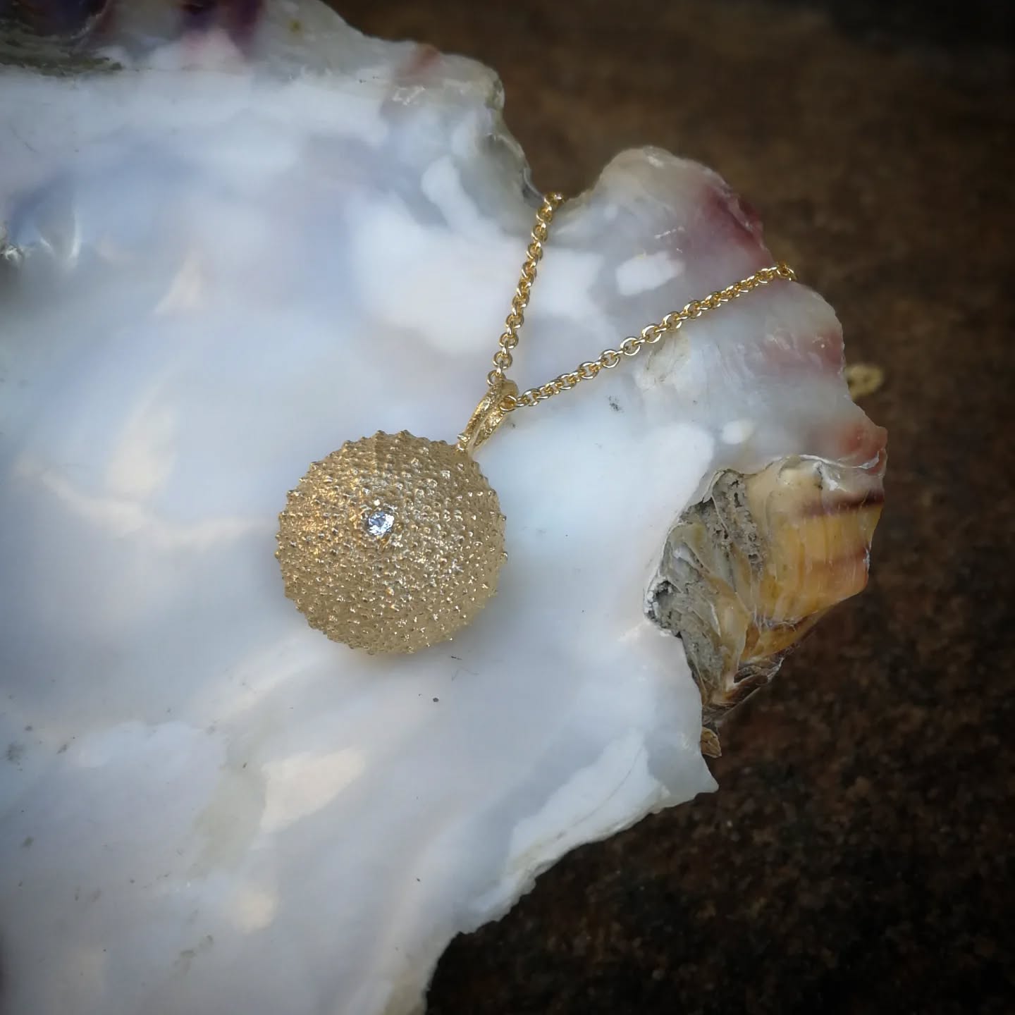 Så er det store søpindsvin også kommet som halskæde 🌊
Find den i butikken og på webshoppen under navnet "Claudia" 🕊️