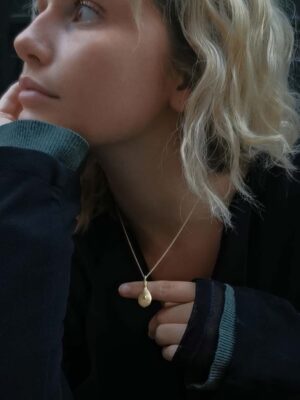 hammered necklace with rhodolite garnet model