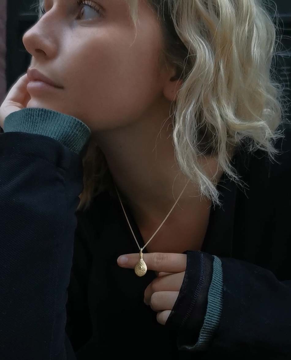 hammered necklace with rhodolite garnet model