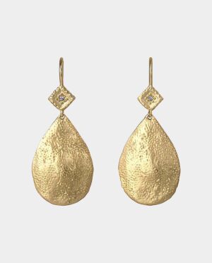 eraring with nubbed sufface and white topaz