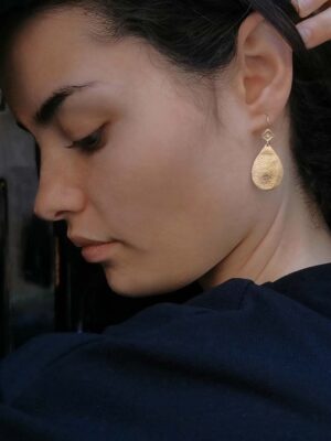 eraring with nubbed sufface and white topaz model