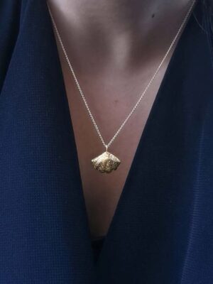 necklace with cockle pendant model