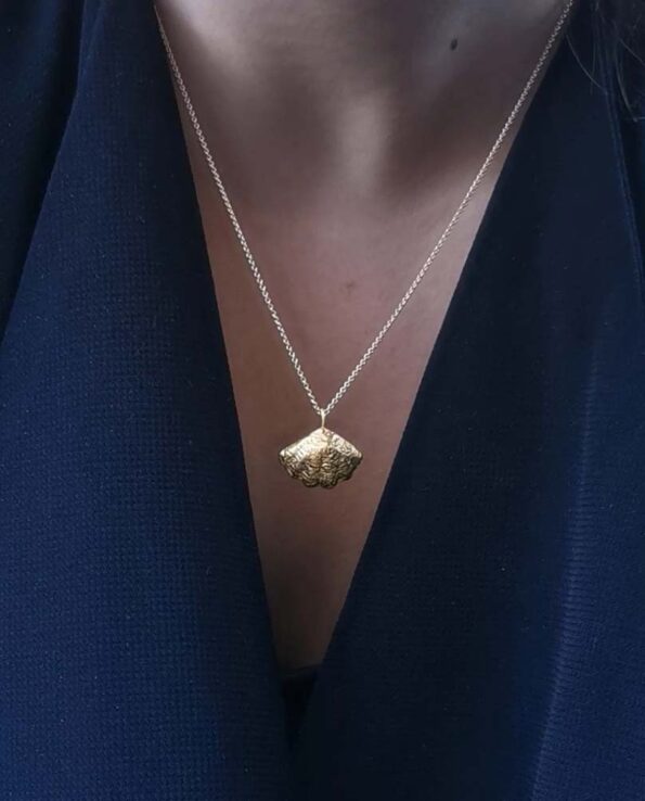 necklace with cockle pendant model