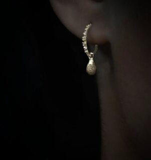 Nye i butikken og på webshoppen ✨
Kreoler fulde af små knopper med vedhæng af fine rustikke dråber. 🕊️