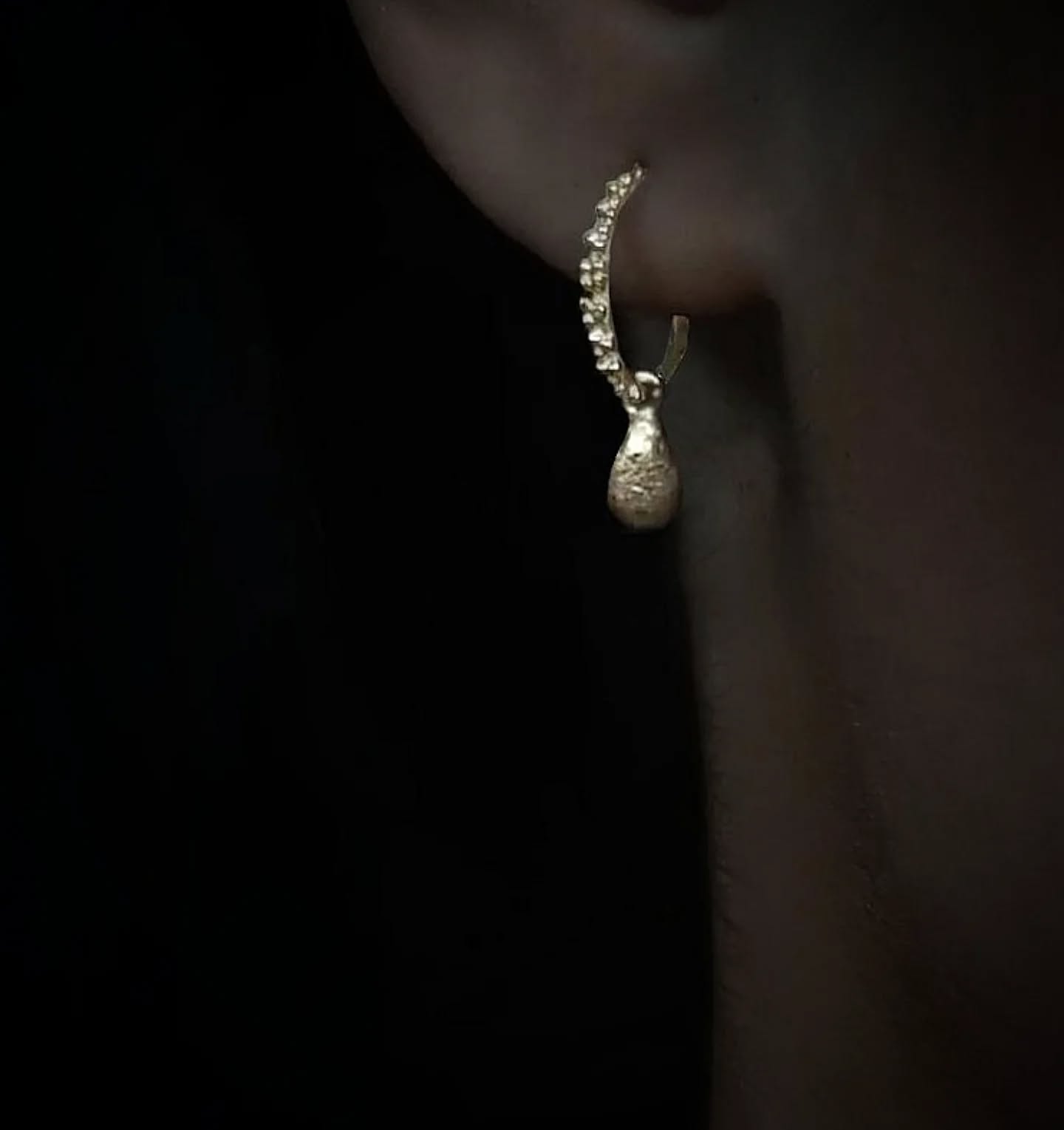 Nye i butikken og på webshoppen ✨
Kreoler fulde af små knopper med vedhæng af fine rustikke dråber. 🕊️