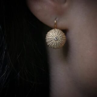 En absolut bestseller er disse store søpindsvin-øreringe med hvid topas ❤️
De er en direkte afstøbning af skallen fra et fint søpindsvin, fundet på Fanø. 
Find dem i butikken og på webshoppen under navnet "Nathalie Zahle" 🕊️