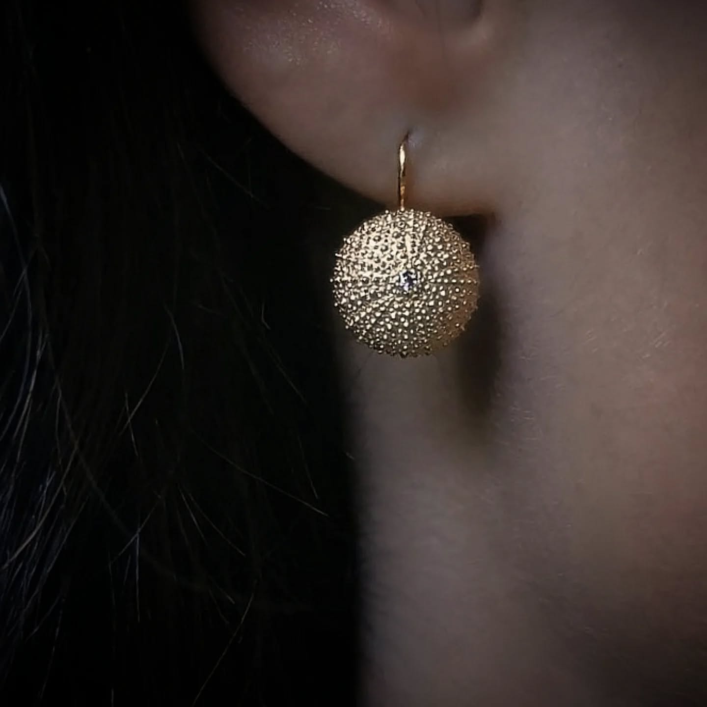 En absolut bestseller er disse store søpindsvin-øreringe med hvid topas ❤️
De er en direkte afstøbning af skallen fra et fint søpindsvin, fundet på Fanø. 
Find dem i butikken og på webshoppen under navnet "Nathalie Zahle" 🕊️