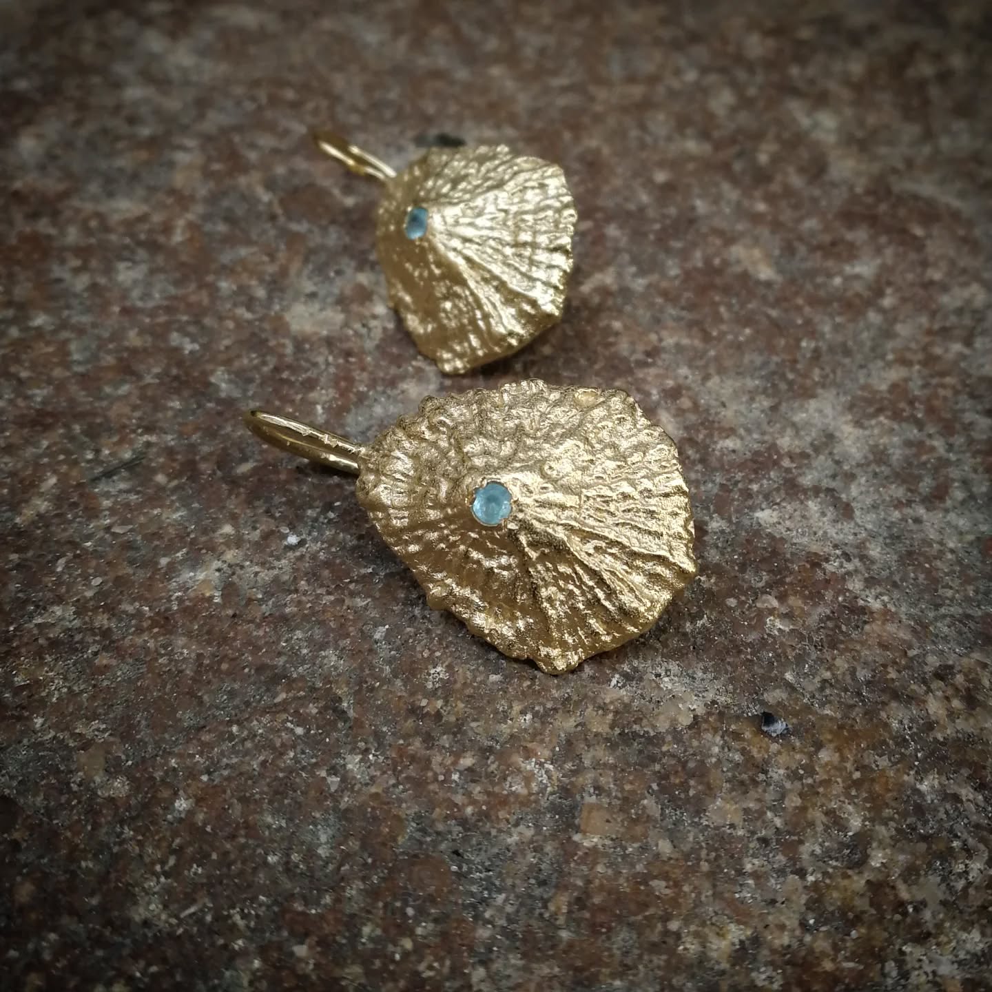 En direkte afstøbning af en havsnegle-skal er blevet til disse fine øreringe ✨
I midten sidder en smuk lyseblå apatit.
Find dem i butikken og på webshoppen under navnet "Alina" 🕊️