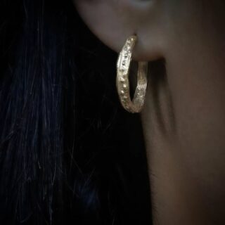 Der har været stor interesse for mine kreoler "Circe" og "Fortuna", i hhv. sterlingsølv og 18 karat forgyldt sterlingsølv, og jeg har derfor lavet dem i en størrelse mindre også, så der er lidt for enhver smag ❤️
Du finder dem alle både i butikken og på webshoppen 🕊️