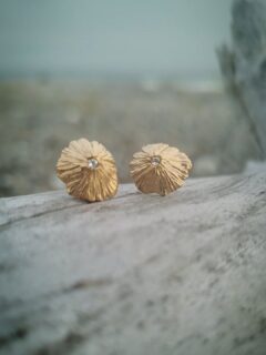 Ørestikker med inspiration fra fine kalkblomster.
Find dem i butikken og på webshoppen under navnet "Acca Larentia" 🕊️