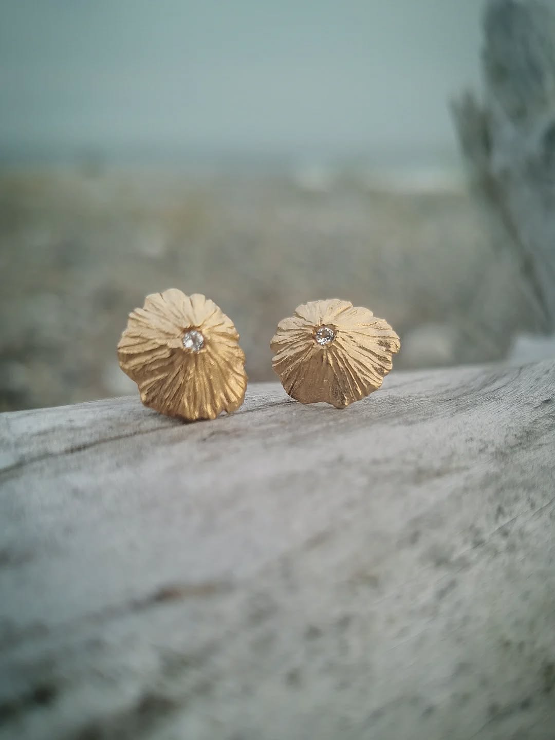 Ørestikker med inspiration fra fine kalkblomster.
Find dem i butikken og på webshoppen under navnet "Acca Larentia" 🕊️