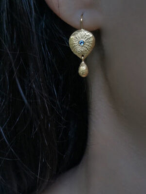 earring with shell pattern