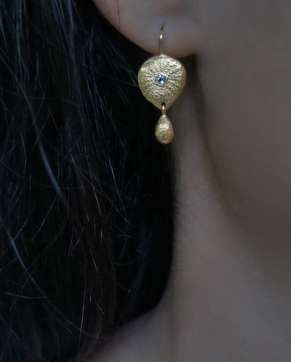 earring with shell pattern