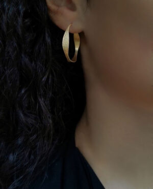 medium hammered creoles close up