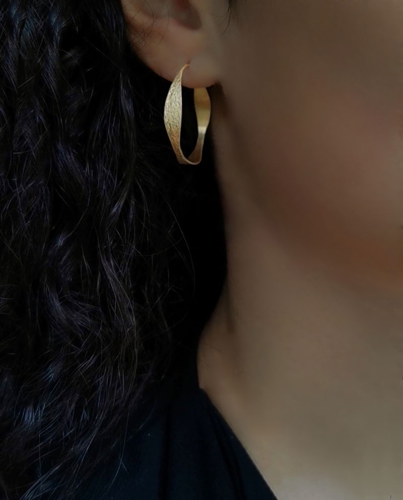 medium hammered creoles close up