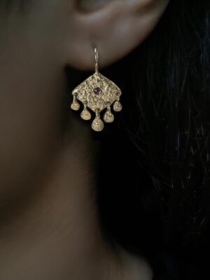 necklace with small drops and rhodolite garnet