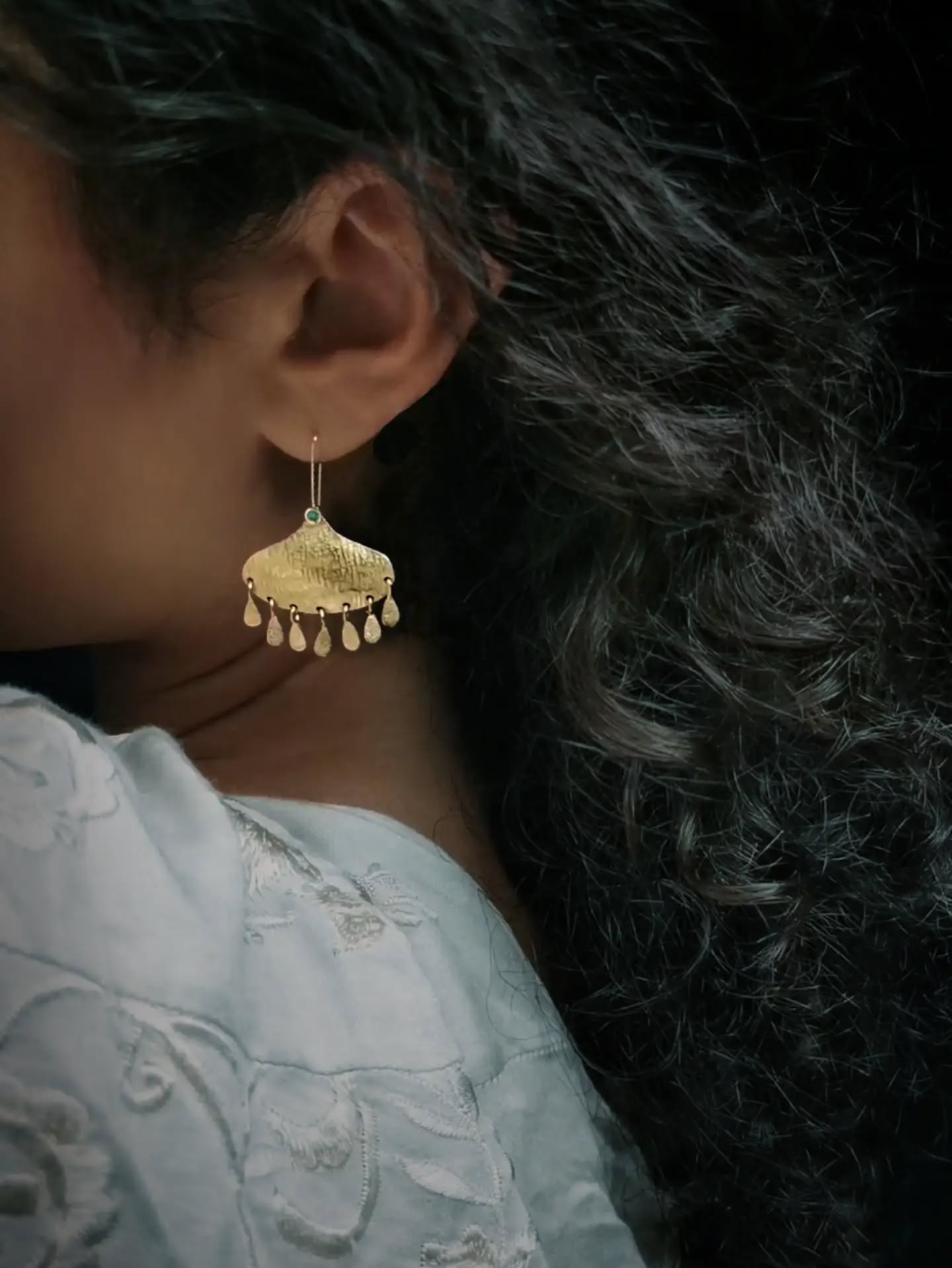En favorit er tilbage i butikken og på webshoppen ❤️
Øreringene er inspireret både af smykker fra det antikke Rom, og af old-egyptisk smykkekunst.
Med små levende dråber og en smuk grøn smaragd.
Find dem under navnet "Jeanne Baptiste" 🕊️