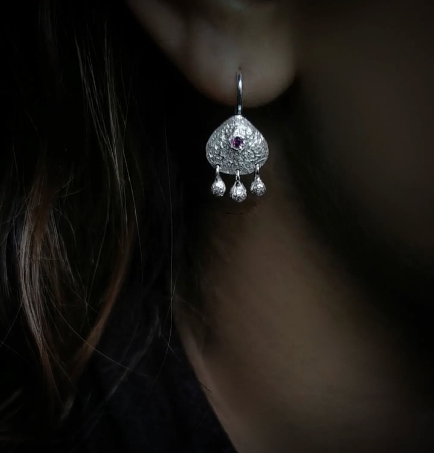 Øreringe i sterlingsølv med små dansende dråber og en fin lyserød granat 🩶
Find dem i butikken og på webshoppen under navnet "Venus" 🕊️