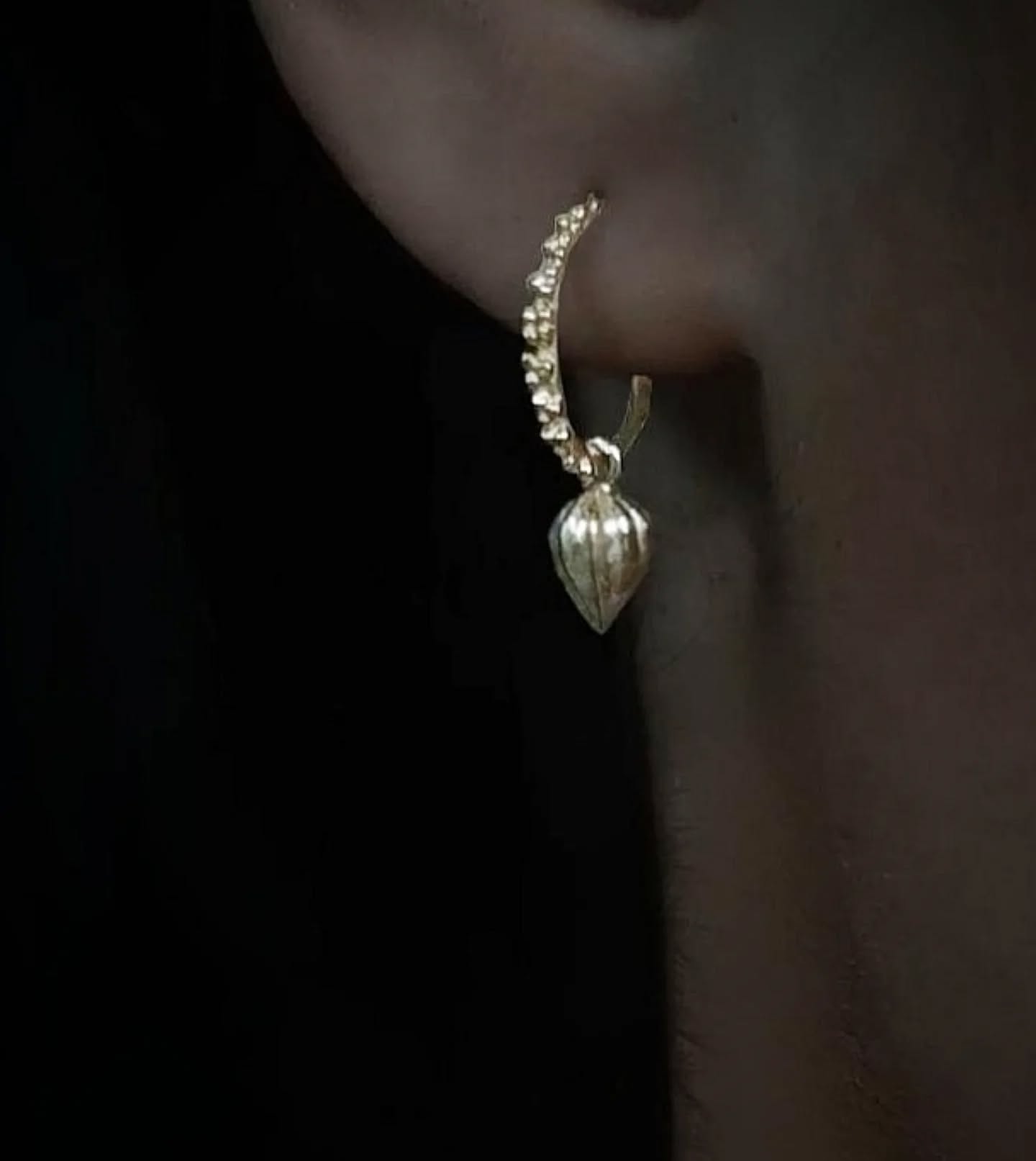 Den fine lanterneblomst er en af de nyheder som I har taget rigtig godt imod og vist stor interesse for, - tak for det! ❤️
Her er den i en lidt mindre udgave, som vedhæng i en lille nubret kreol.
Find øreringene i butikken og på webshoppen under navnet "Albasty" 🕊️