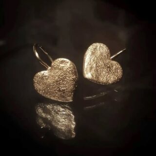 Det fine rustikke hjerte fås både som øreringe og som halskæde ❤️
Find dem i butikken og på webshoppen under navnene "Aphrodite" og "Aurora" 🕊️