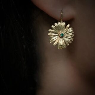 Nyhed i butikken og på webshoppen 🕊️
Øreringe udformet som en levende blomst med fine detaljer i kronbladene 🌼
Find dem under navnet "Elvira"