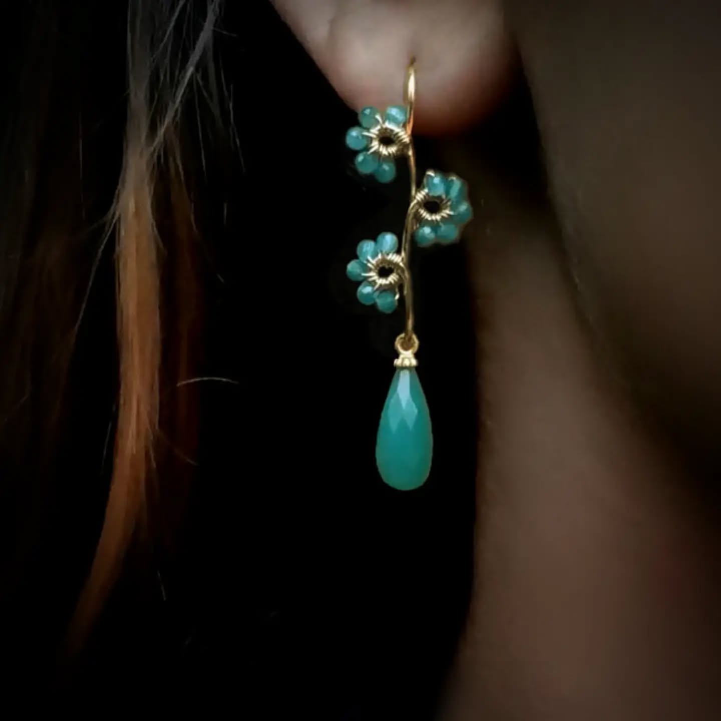 Øreringe med blomsterranker af små grønne apatit og en slank grøn onyxdråbe 🌼
Find dem i butikken og på webshoppen under navnet "Verna" 🕊️