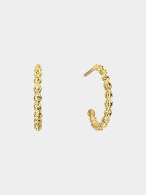Close-up of the Allegra earring with an archaic pattern