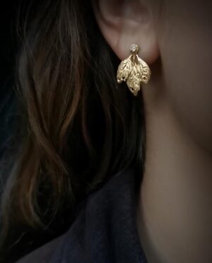 arianna earring designed as a grape leaf close up