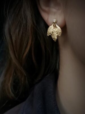 arianna earring designed as a grape leaf close up