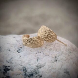 Brede hoops med smuk tekstur.
Find dem i butikken og på webshoppen under navnet "Vesna" 🕊️