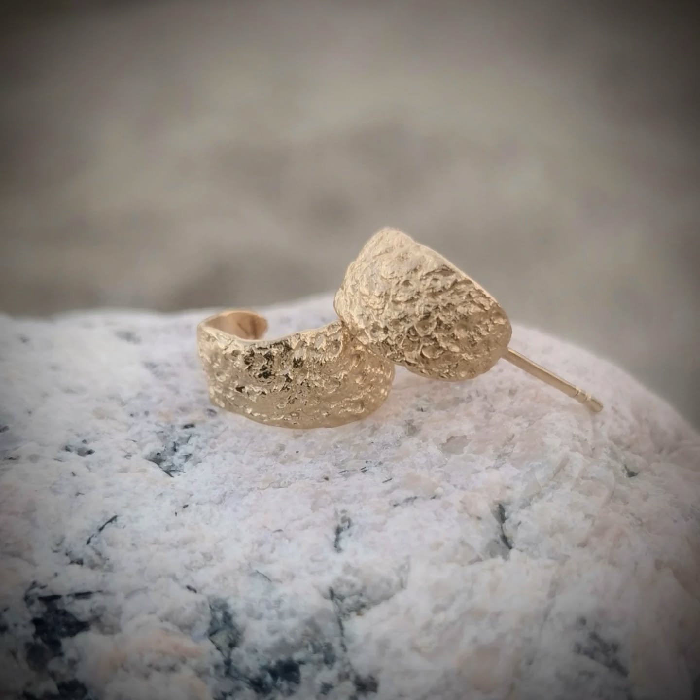 Brede hoops med smuk tekstur.
Find dem i butikken og på webshoppen under navnet "Vesna" 🕊️