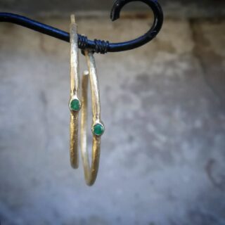 De populære rustikke kreoler, med smukke grønne smaragder, er endelig tilbage i butikken og på webshoppen ❤️
Find dem under navnet "Sarah Winnemucca"
🕊️