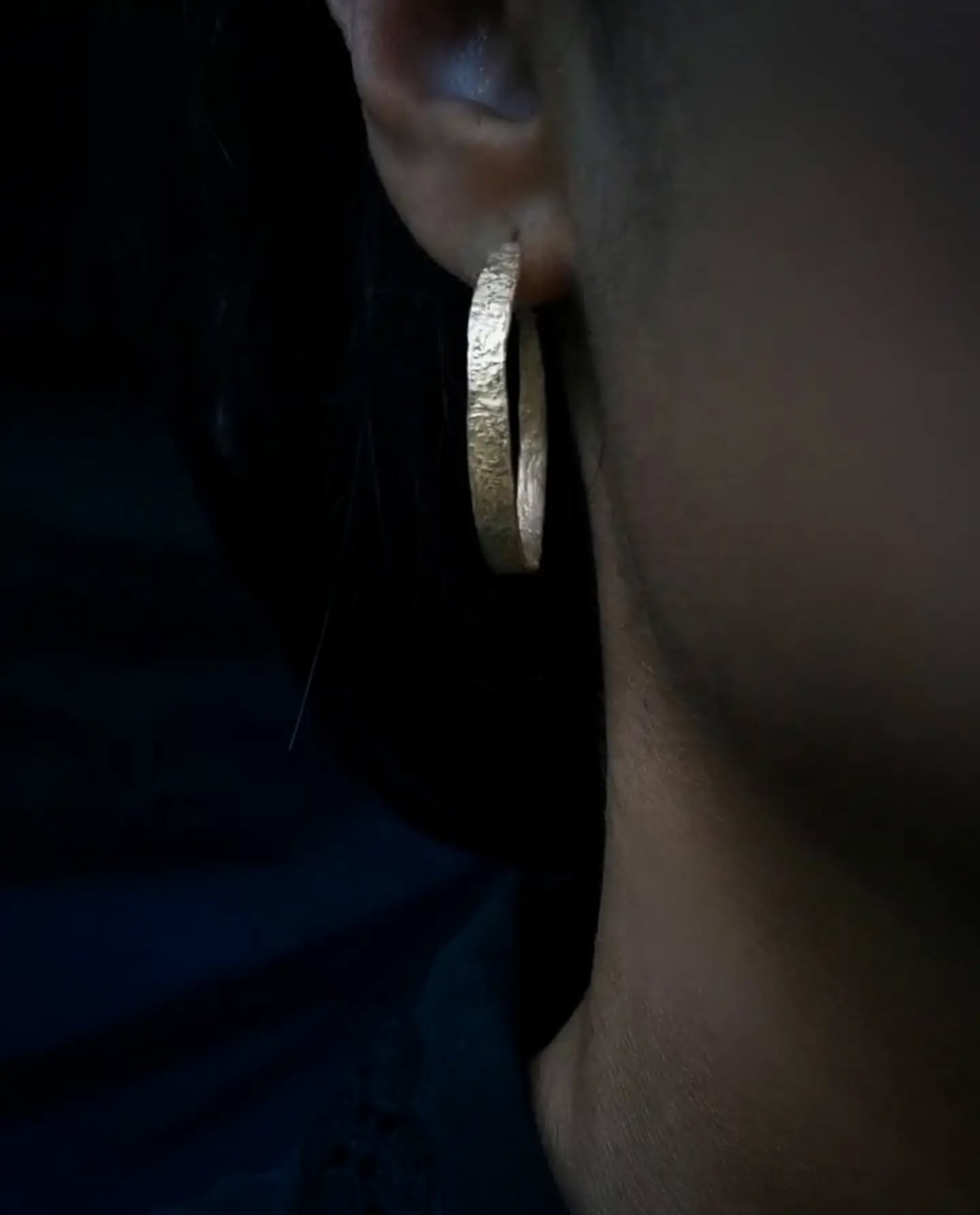 Hoops'ene her er, som alle mine designs, poleret i hånden.
Derved opstår den fine balance mellem det blanke og det matte, som jeg altid søger at opnå ❤️
Find dem i butikken og på webshoppen under navnet "Tosca" 🕊️